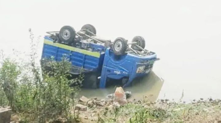 আদালতে নেওয়ার পথে নিয়ন্ত্রণ হারিয়ে খাদে পিকআপভ্যান, আসামি- পুলিশসহ আহত ৬